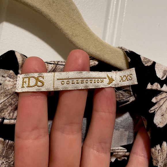 Ladies dress. - Picture 3 of 3